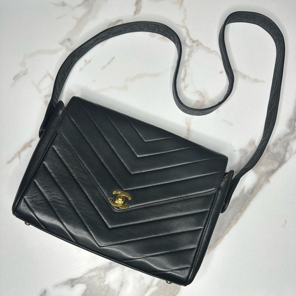 🚫SOLD🚫 Vintage Chanel Envelope Turnlock Lambskin Bag - Picture 3 of 16